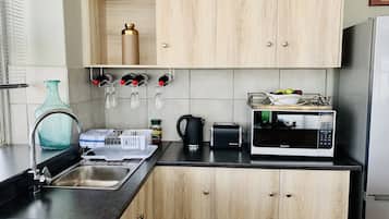 Penthouse, pemandangan samudra | Dapur pribadi | Lemari es, microwave, oven, dan kompor