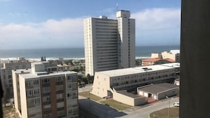 Um edifício alto com vista para o oceano.