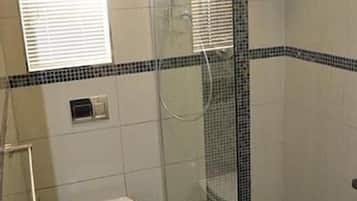 Appart'hĂŽtel (Ocean) | Salle de bain | Serviettes fournies, savon, shampoing, papier toilette