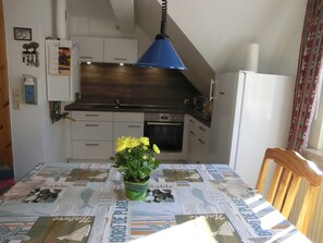 Kühlschrank, Mikrowelle, Ofen, Wasserkocher mit Kaffee-/Teezubehör