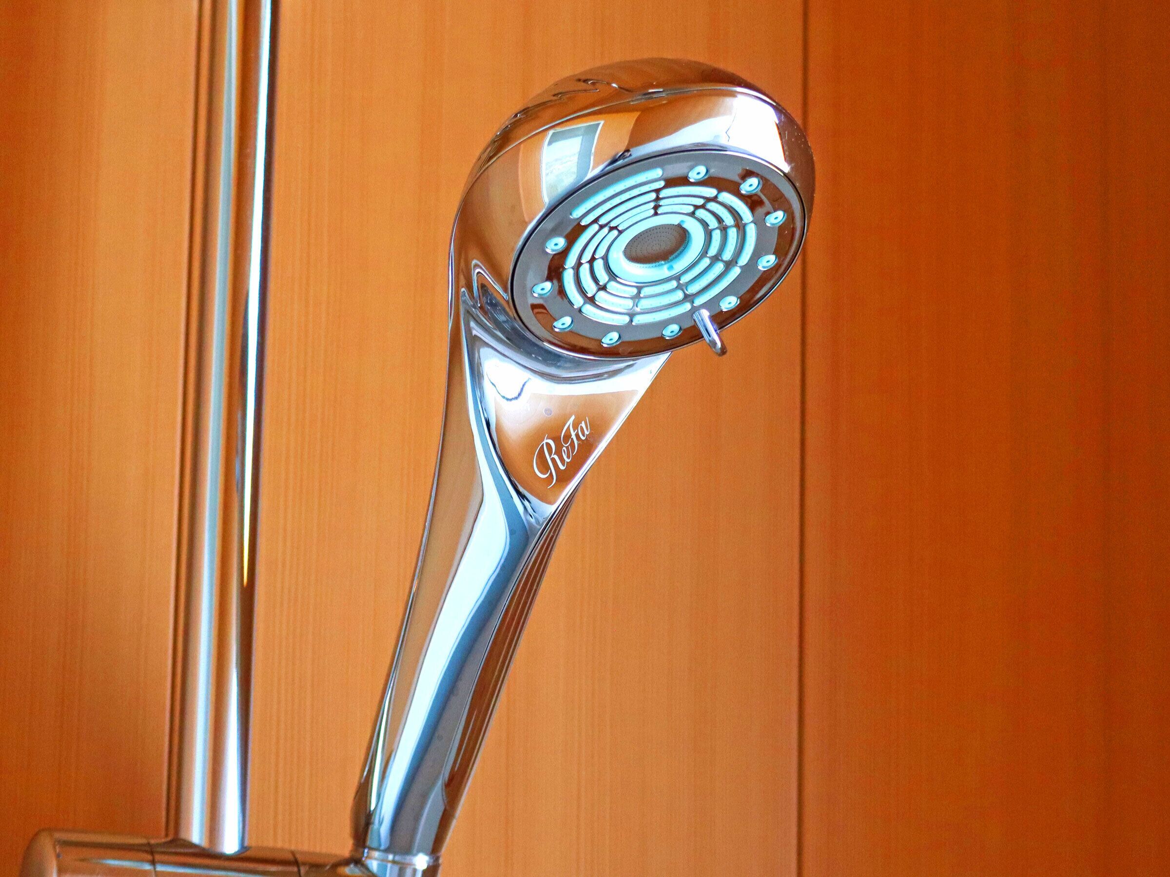 Un grifo cromado con una perilla de control circular y el nombre de la marca "Reform" visible en el pomo.