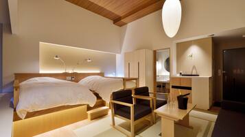 Ein modernes Schlafzimmer mit einem Bett, zwei Stühlen, einem Schreibtisch und einem Spiegel.