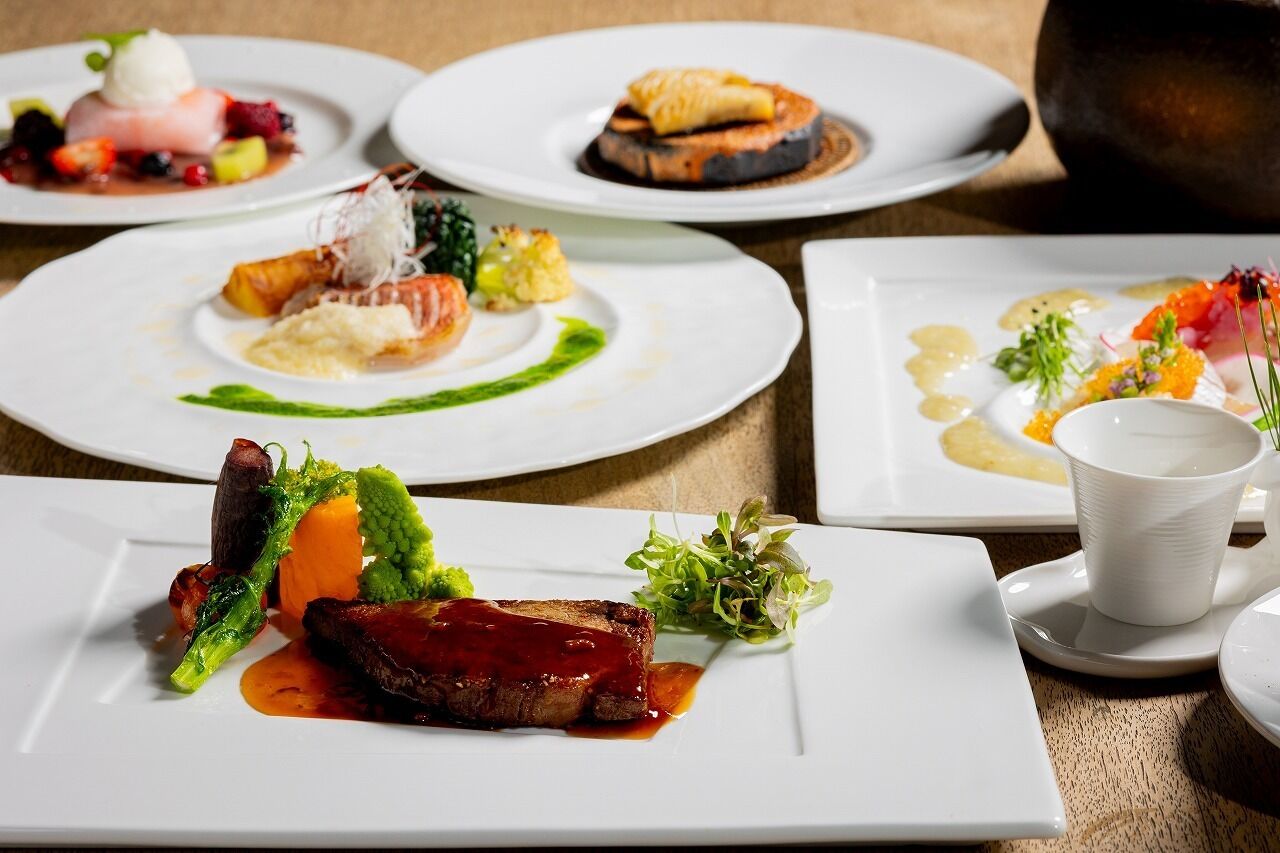 Diversos platos emplatados con distintas presentaciones culinarias.