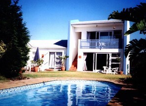 Outdoor pool - Blue Mountain Guest House (Cape Town)