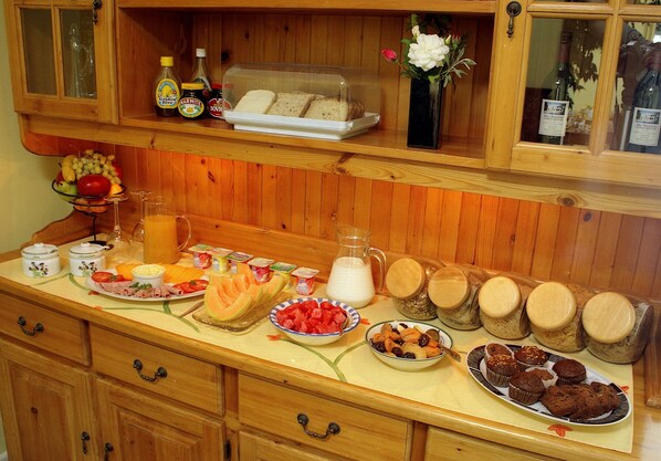 Free daily continental breakfast - Blue Mountain Guest House (Cape Town)