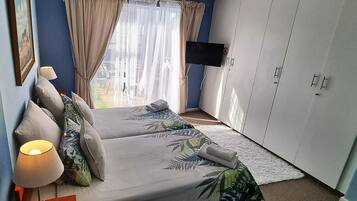 Dobbeltrom | Blendingsgardiner, strykejern/-brett og sengetøy