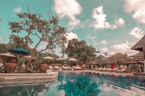 Pool - Honeymooners Villa, best location near to the Beach and shopping center (Tuban)