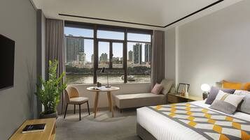 1 makuuhuone, untuvapeitot, pillowtop-patjalliset sängyt, työpöytä