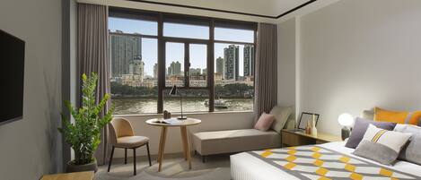 1 dormitori, cobrellits i matalassos amb encoixinament addicional