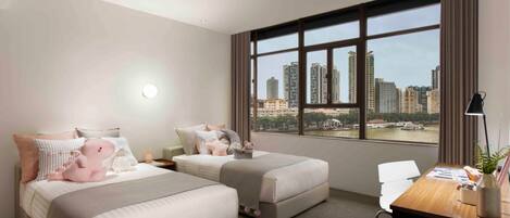 Habitación de hotel con dos camas, un escritorio y vista a la ciudad.