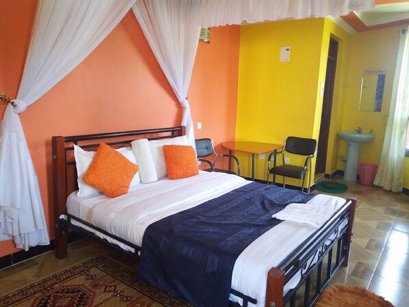 Quarto standard | Escrivaninha, cortinas blackout, Wi-Fi de cortesia, roupa de cama