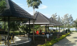 Petit déjeuner et déjeuner servis sur place, spécialités Cuisine locale