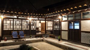 Une pièce de style japonais traditionnel, avec des tatamis, un plafond bas en bois et des portes coulissantes.