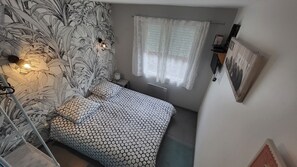 2 bedrooms, iron/ironing board, travel cot, free WiFi