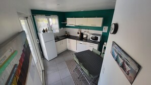 Kühlschrank, Mikrowelle, Herdplatte, Geschirrspüler