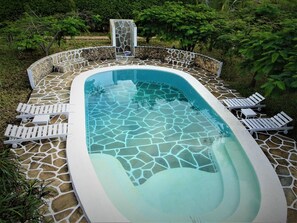 Una piscina al aire libre