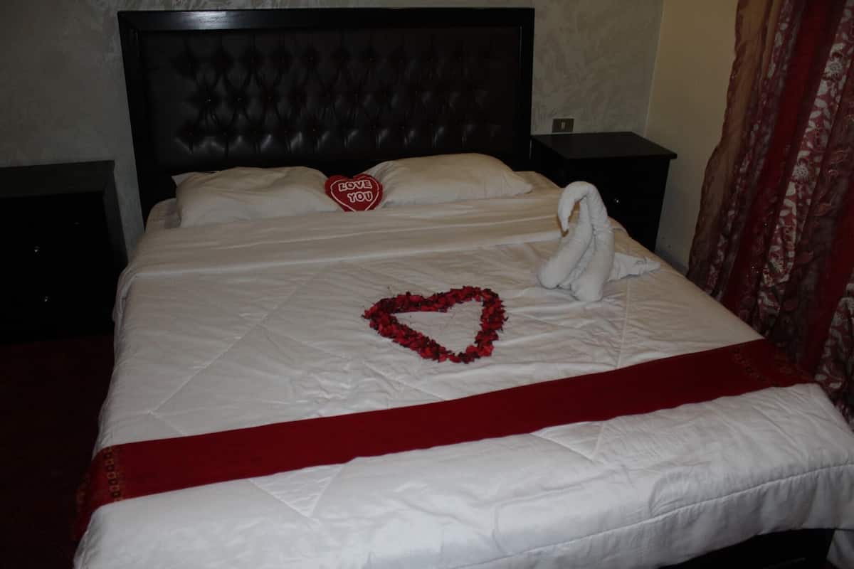 1 bedroom, Egyptian cotton sheets, premium bedding, in-room safe