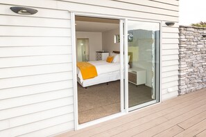 Property grounds - Poppa Pete's - Te Anau Holiday Home (Te Anau)