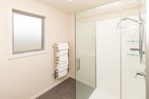 Shower, hair dryer - Poppa Pete's - Te Anau Holiday Home (Te Anau)