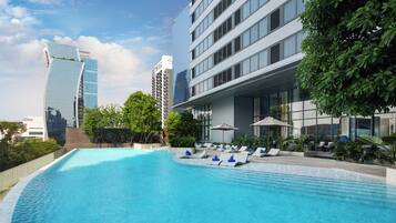 Utomhuspool med öppettider 06.00 till 22.00, och solstolar