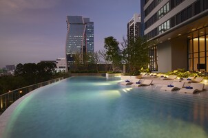 室外游泳池，06:00 至 22:00 开放，日光浴躺椅