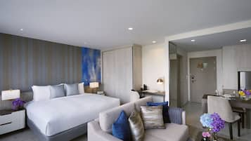 Studio Executive | Vardagsrum | 43-tums smart-tv med satellitkanaler och tv