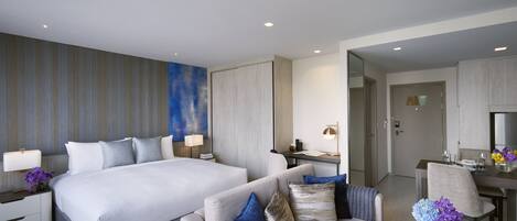 Executive Studio | Living area | 43-inch Smart TV with satellite channels, TV
