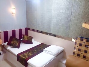 Down duvets, free WiFi, wheelchair access - Royal Capital Hotel (Hong Kong)