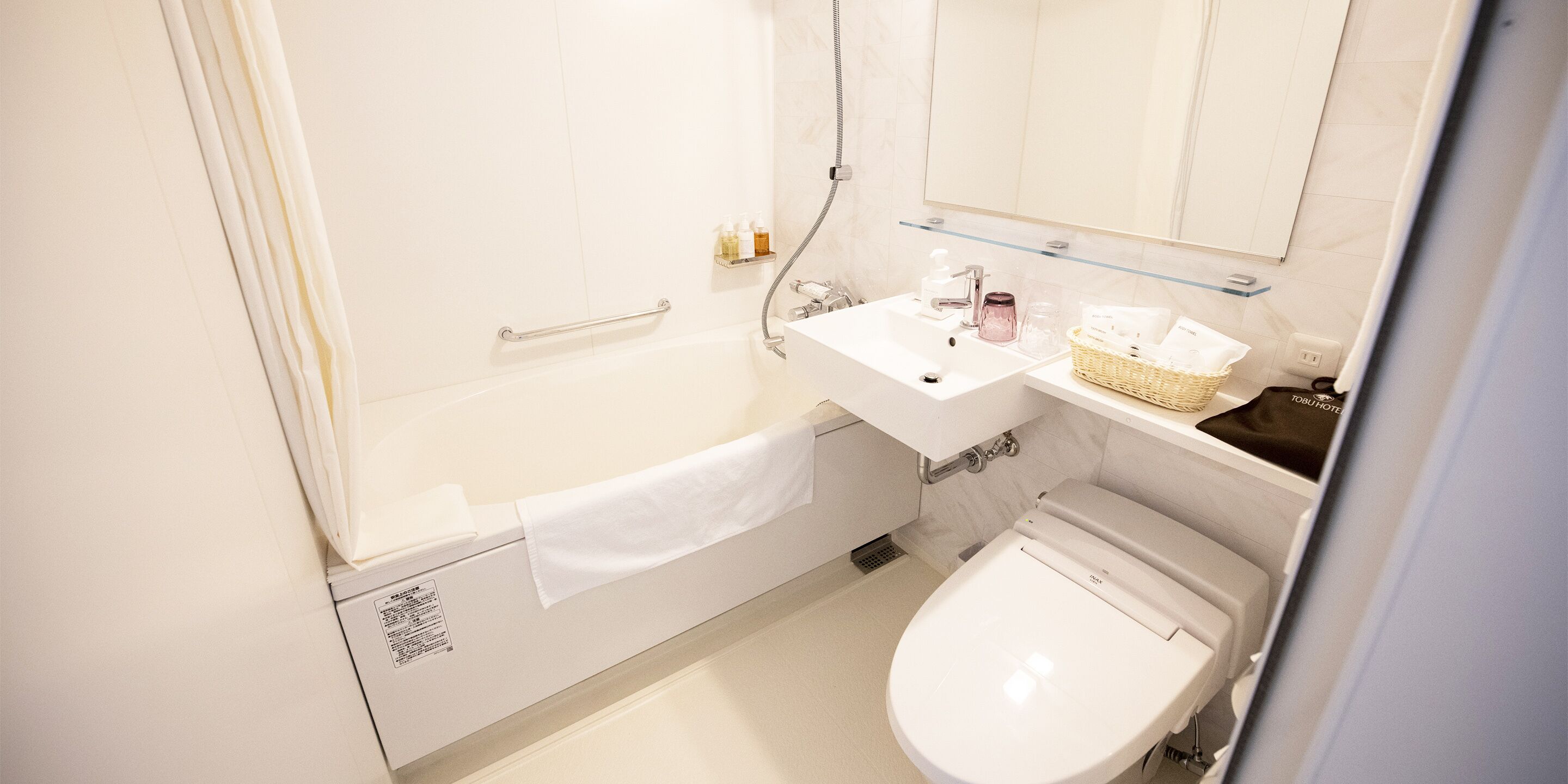 double room | bathroom | combined shower/bathtub, free toiletries, hair dryer, slippers