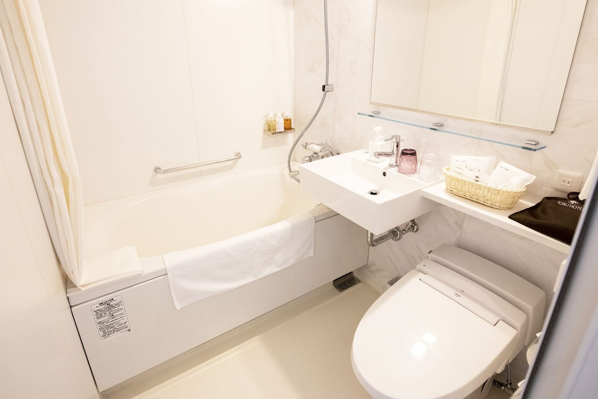 double room | bathroom | combined shower/bathtub, free toiletries, hair dryer, slippers
