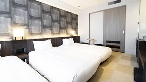 Phòng 3, góc | Két bảo mật tại phòng, bàn, màn/rèm cản sáng, bàn ủi/dụng cụ ủi quần áo 
