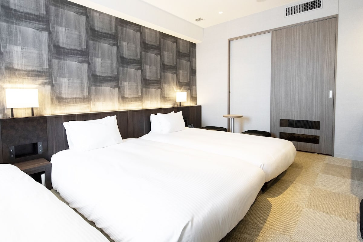 Corner Triple Room | In-room safe, desk, blackout drapes, iron/ironing board