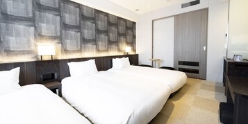 Habitación triple, en esquina | Caja fuerte, escritorio, cortinas opacas y tabla de planchar con plancha