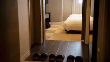 Corner Triple Room | Room amenity