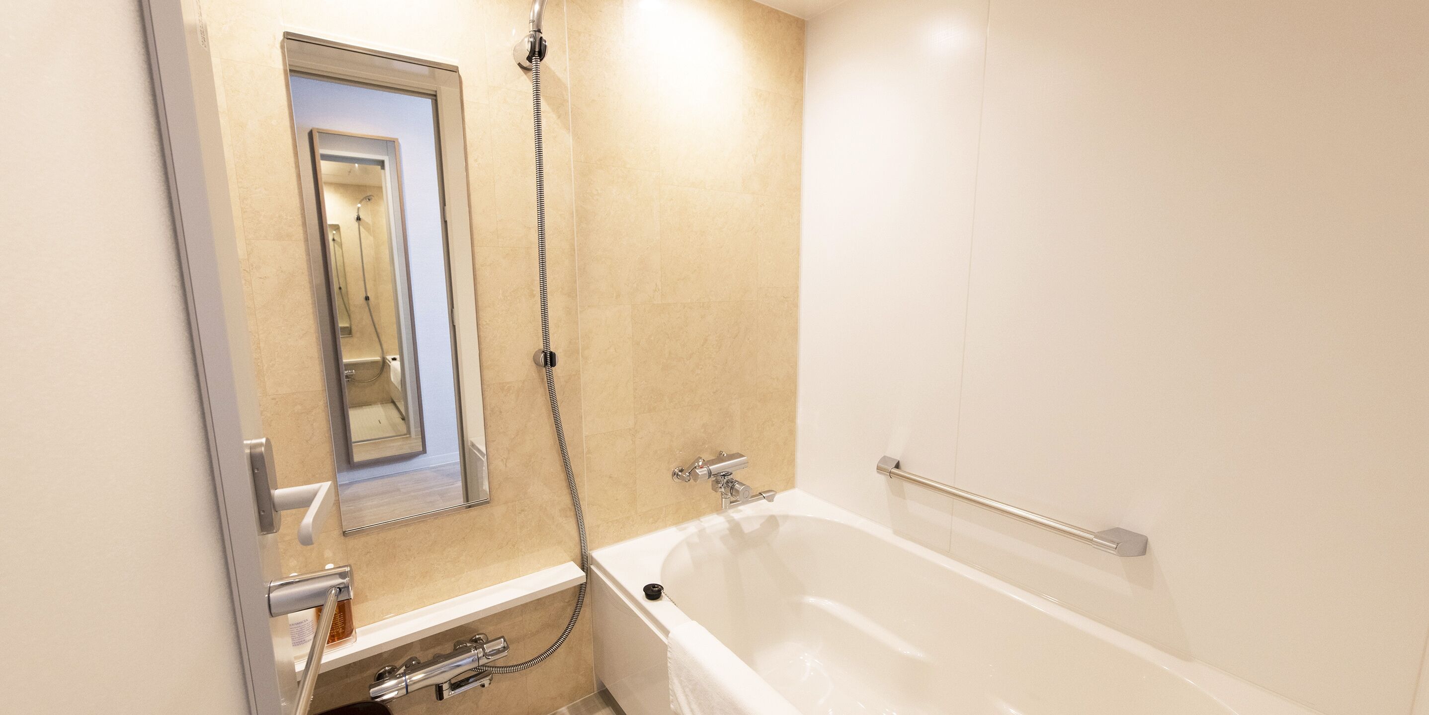 Un baño moderno con bañera, ducha y espejo.