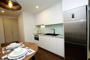 Panoramic Studio | Private kitchenette | Fridge, microwave, stovetop, cookware/dishes/utensils - Bayhomes D' Le Roi Soleil Apartment (Hanoi)