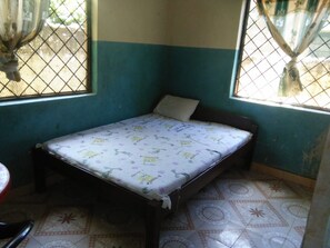 Standard Room | Desk