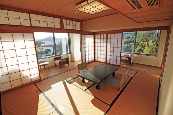 Chambre Deluxe (Japanese Style for 4 Guests) | Coffres-forts dans les chambres, fer et planche à repasser