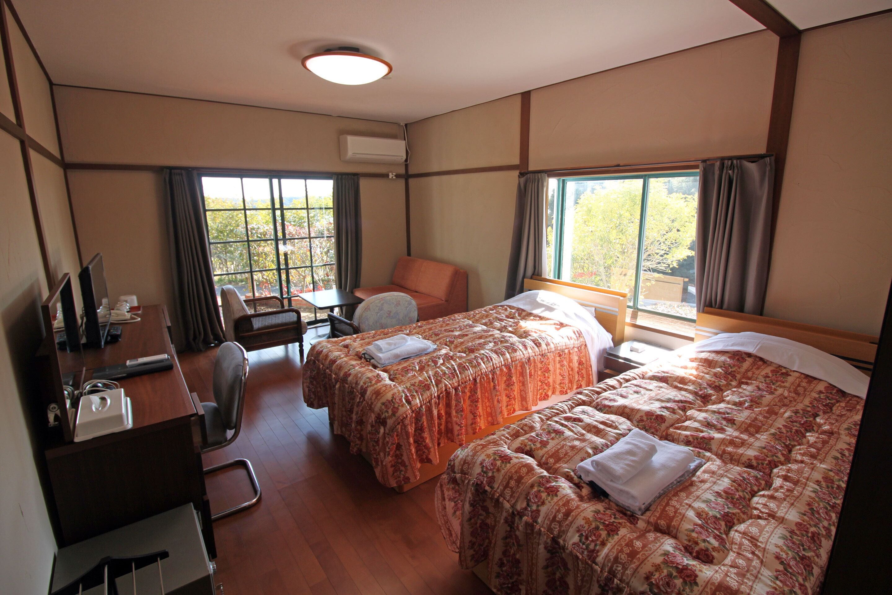standard twin room | 1 bedroom, in-room safe, iron/ironing board