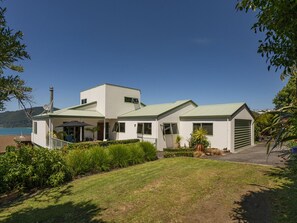 Exterior - Picturesque on Paku - Tairua Holiday Home (Tairua)
