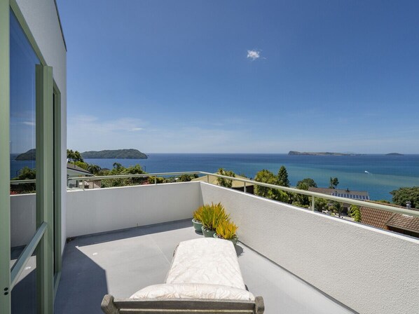 Property grounds - Picturesque on Paku - Tairua Holiday Home (Tairua)