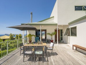 Outdoor dining - Picturesque on Paku - Tairua Holiday Home (Tairua)