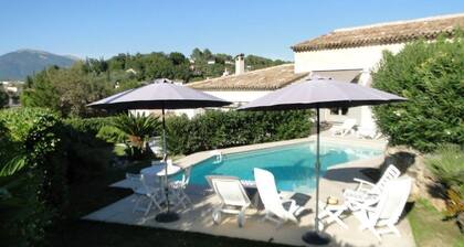 Villa mit Terrassen und Panoramablick auf den Pool. In der Nähe von Golfplätzen und Strand, 1 km vom Dorf entfernt
