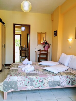 Soundproofing, free WiFi, bed sheets - Studios Filippos (Skopelos)
