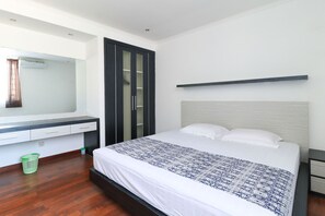 Desk, free WiFi - Kubu Kalih Residence (Denpasar)