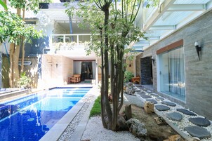 Una piscina al aire libre