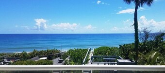 Casa moderna frente a la playa