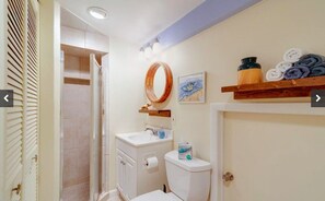 Combined shower/bathtub, hair dryer, towels, soap