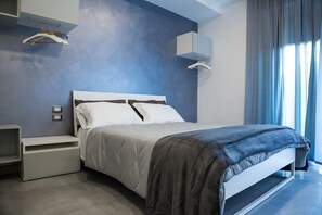 Caixa forta a l'habitació, escriptori i cortines opaques 