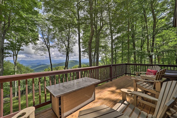 Beech Mountain Vacation Rental | 3BR | 3BA | 2,2100 Sq Ft | Stairs Required